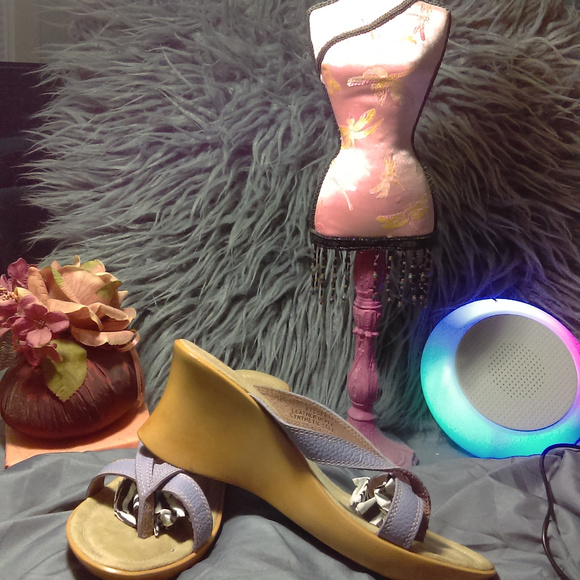 HILLIARD & HANSON Lavender Wedge Shoe - Picture 2 of 3